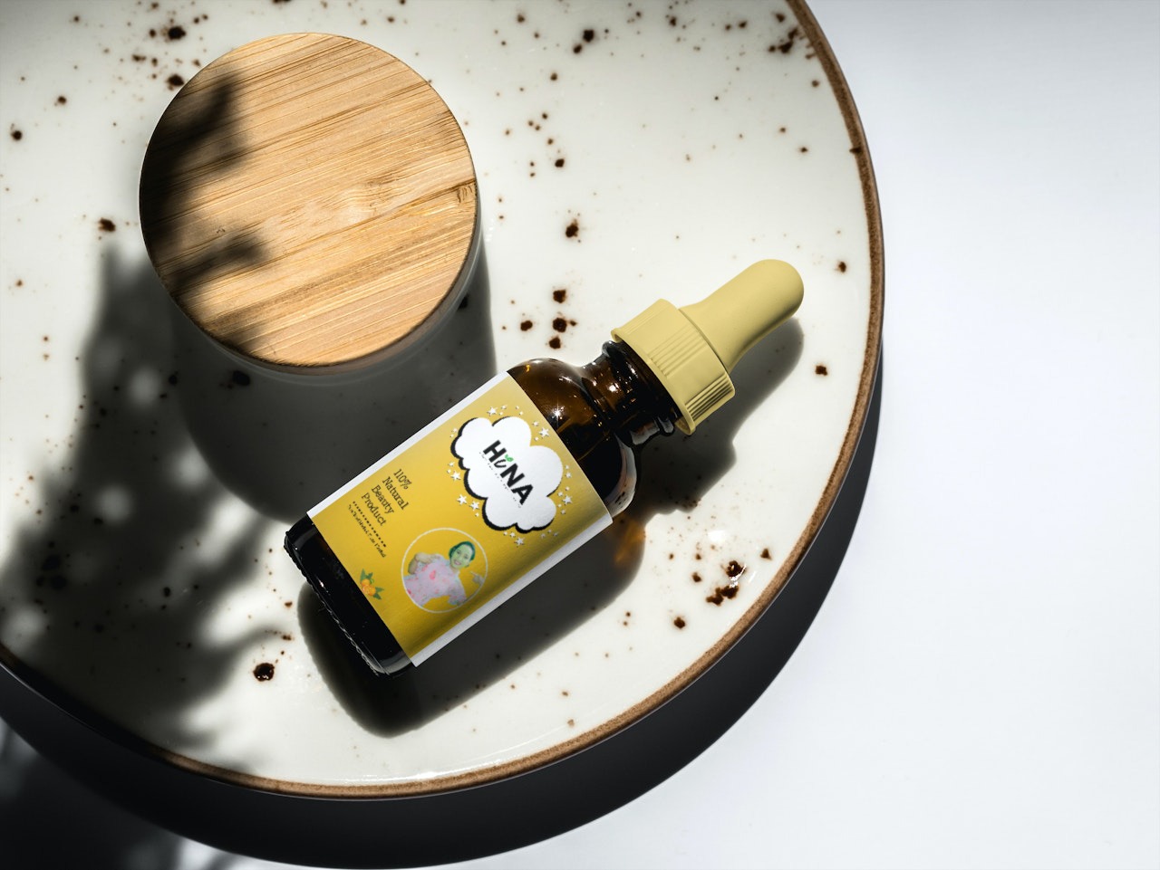 Model wearing plain white basic tee.